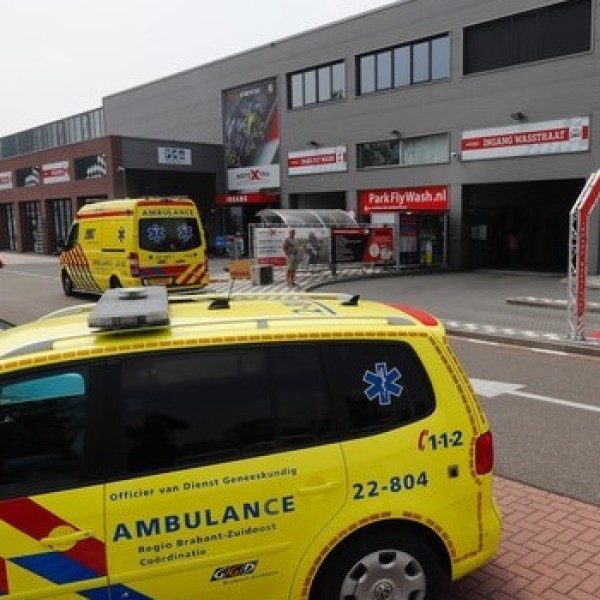 Aircomonteur zwaargewond bij val van vier meter hoogte in Veldhoven